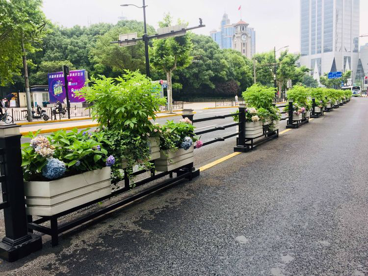 為什么道路花箱越來(lái)越受歡迎